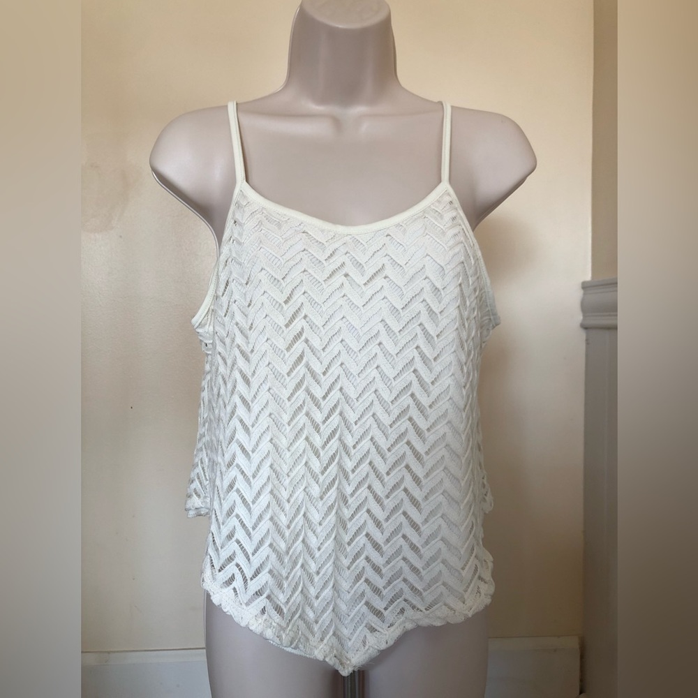White laced patterned top from Demeanor in a size large